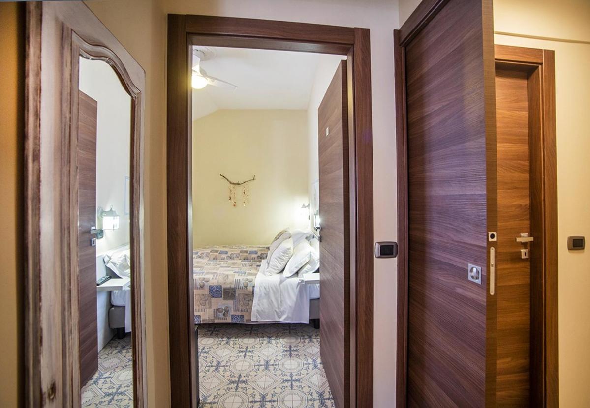 Hotel L'Antico Borgo Elena Noli Extérieur photo
